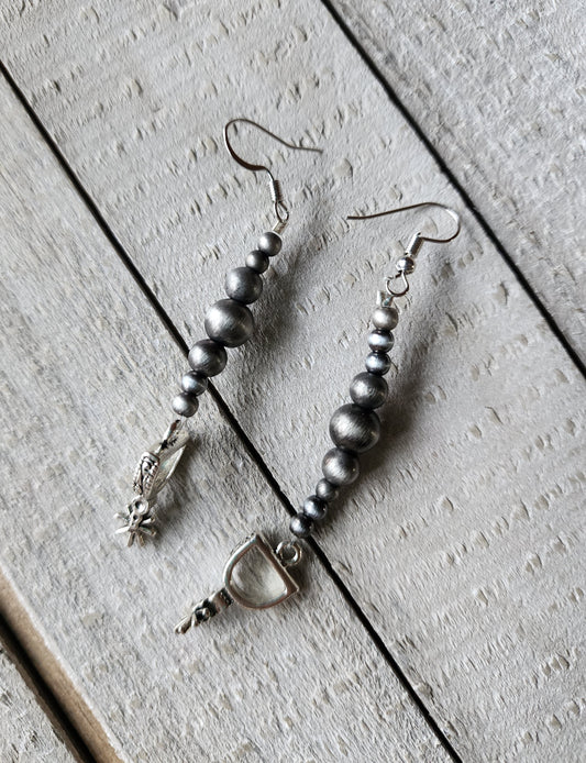 Spur Charm Pearl Earrings