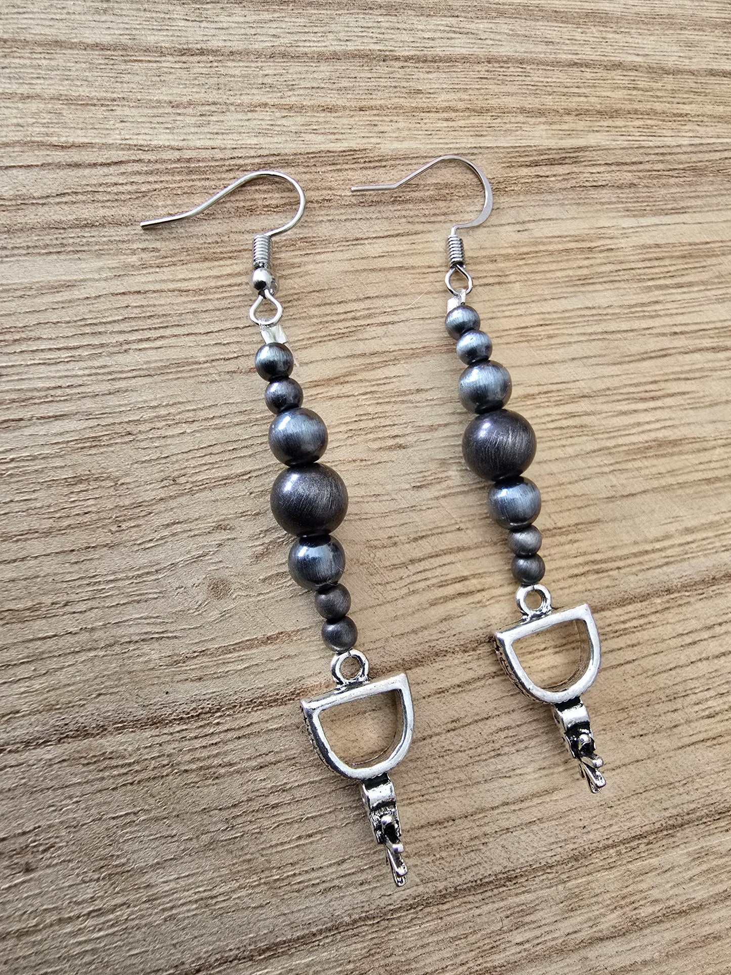 Spur Charm Pearl Earrings